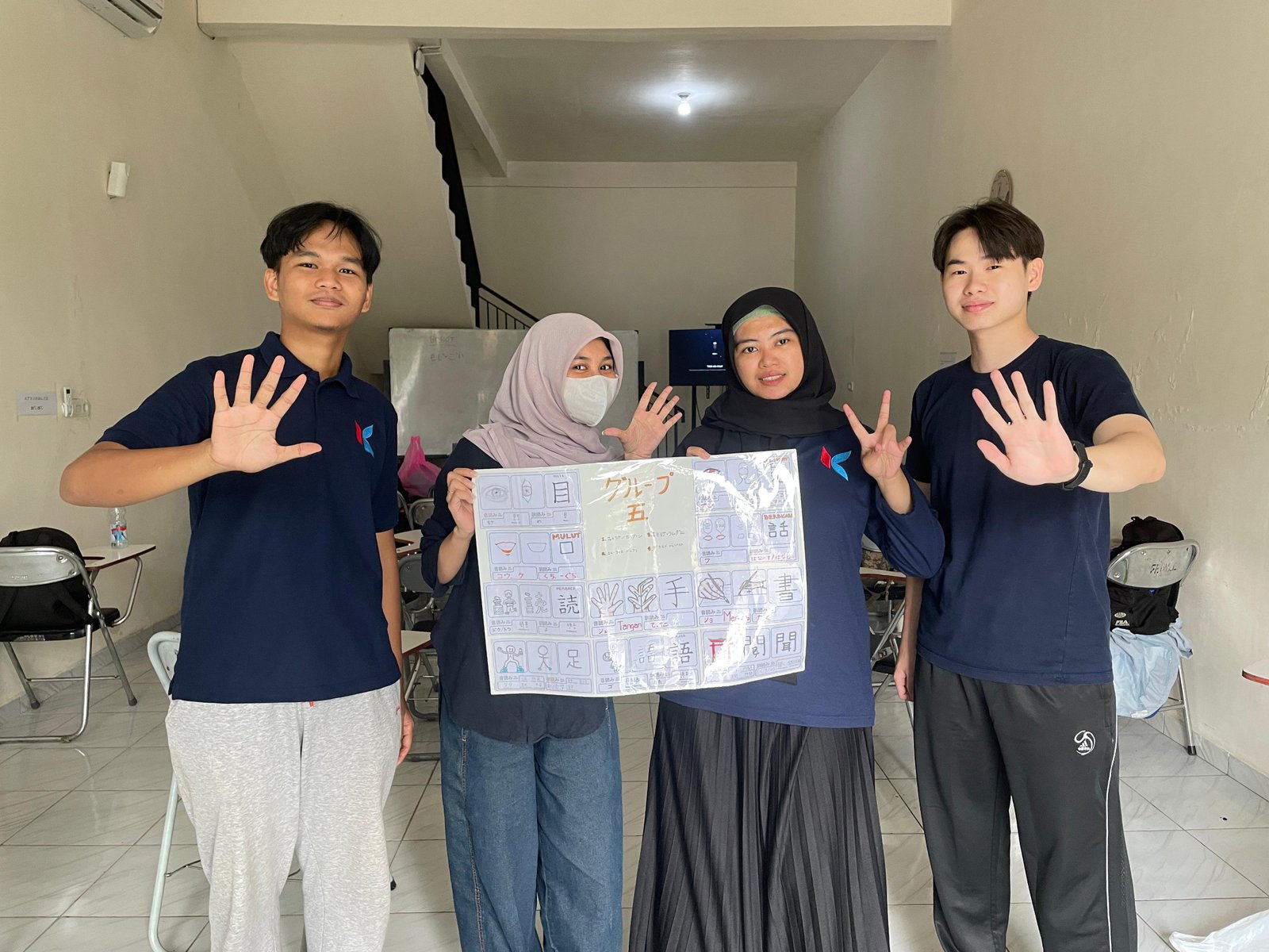 Sesi Praktek Penulisan Kanji Kelompok 4 - Program Engineering Batch 1